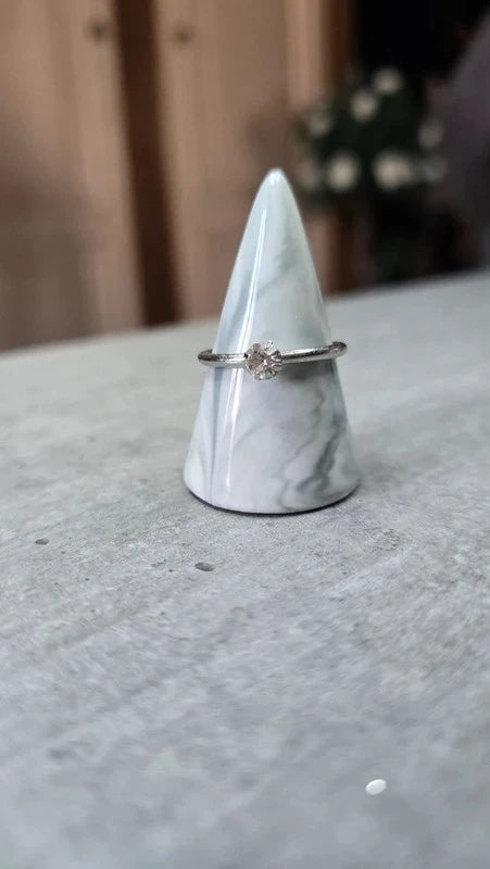 bague neuf - anneau fin - argenté avec pierre brillante - type solitaire - élégant