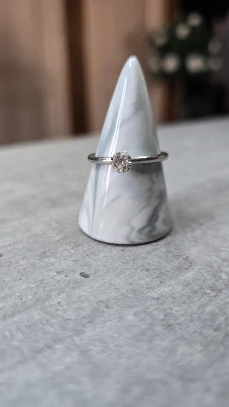 bague neuf - anneau fin - argenté avec pierre brillante - type solitaire - élégant