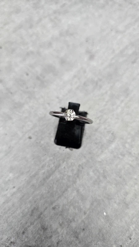 bague neuf - anneau fin - argenté avec pierre brillante - type solitaire - élégant