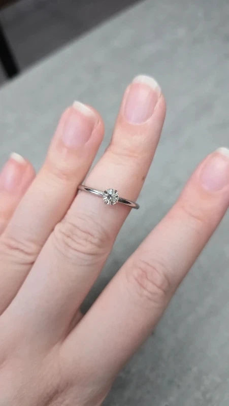 bague neuf - anneau fin - argenté avec pierre brillante - type solitaire - élégant