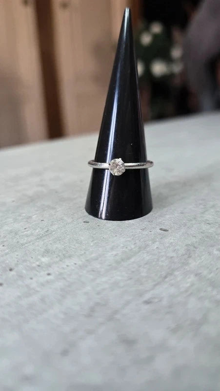 bague neuf - anneau fin - argenté avec pierre brillante - type solitaire - élégant