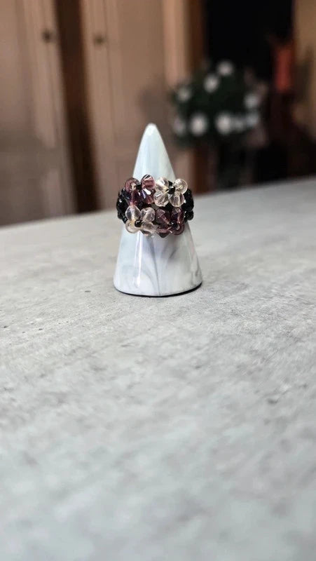 bague fait main - vintage - perles - motif à fleurs noir prune violet rose translucide - volume - chic tendance