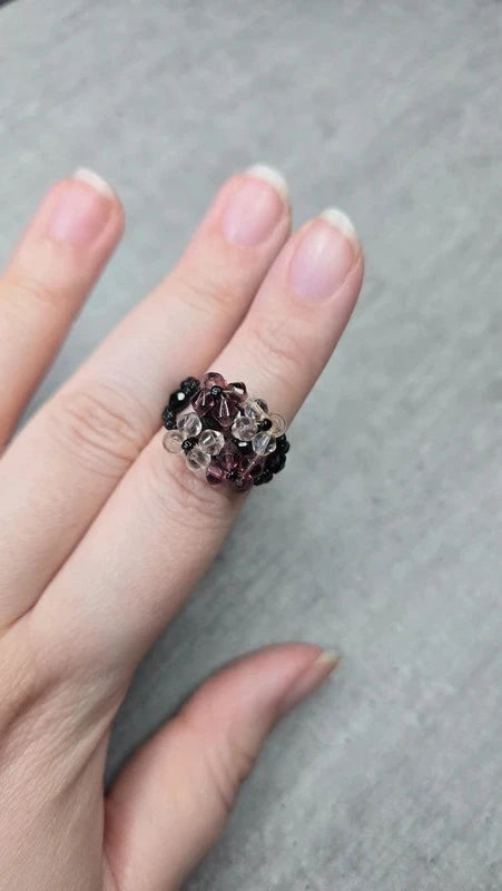 bague fait main - vintage - perles - motif à fleurs noir prune violet rose translucide - volume - chic tendance