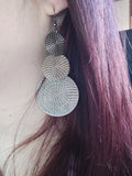 Boucles d'oreilles - neuf - gris argenté - ronde texturé - relief pendante longue légère - tendance chic