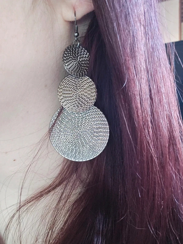 Boucles d'oreilles - neuf - gris argenté - ronde texturé - relief pendante longue légère - tendance chic