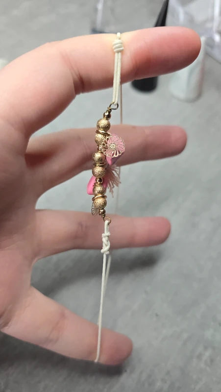 bracelet neuf - élastique - pendentif charms breloque : pierre mandala fleur pompons perles doré paillettes