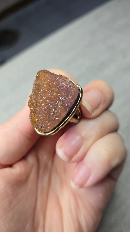 bague vintage - neuf - style pierre brute géode cristaux doré violet reflet relief