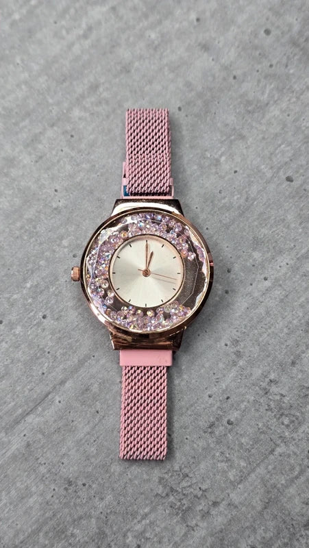 montre - neuf - or rose cristaux scintillant - cadran facetté - bracelet maille aimanté - inspiration luxe