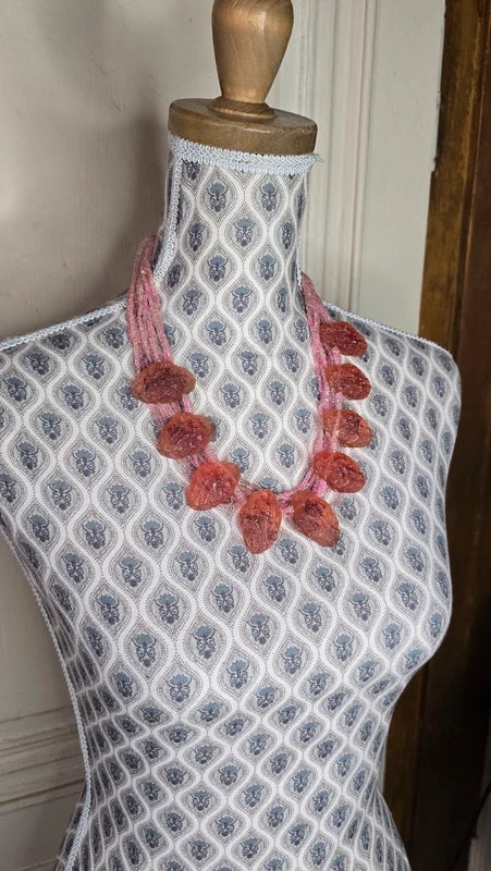 collier vintage - neuf - perles rose fuchsia nacré - pendentif pierres brut corail ambre géode - chic original