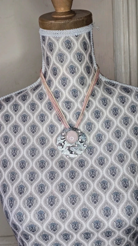 collier vintage - neuf - rose pastel - pendentif argenté texturé - pierre rose paillettes - pierres strass brillant