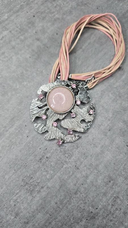 collier vintage - neuf - rose pastel - pendentif argenté texturé - pierre rose paillettes - pierres strass brillant