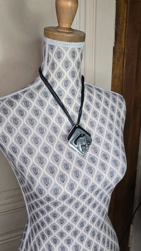 collier vintage - neuf - pendentif losange - noir gris résine paillette pierre strass travaillé - design