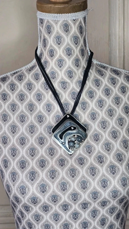 collier vintage - neuf - pendentif losange - noir gris résine paillette pierre strass travaillé - design