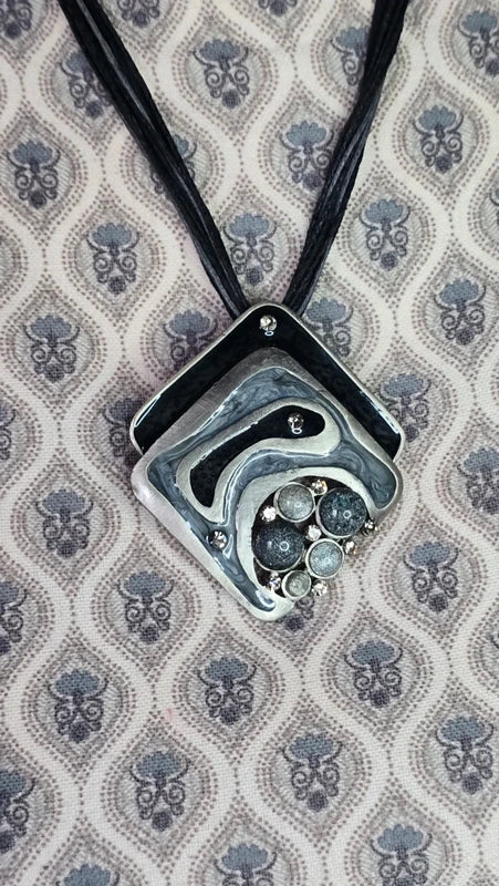 collier vintage - neuf - pendentif losange - noir gris résine paillette pierre strass travaillé - design