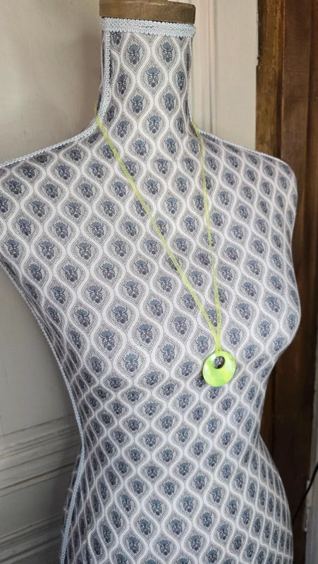collier sautoir vintage - organza vert irisé - pendentif rond pierre en nacre vert pomme - chic