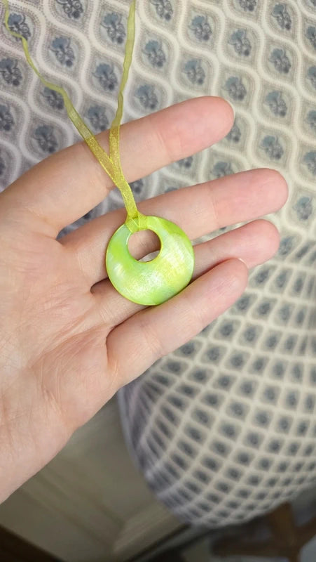 collier sautoir vintage - organza vert irisé - pendentif rond pierre en nacre vert pomme - chic