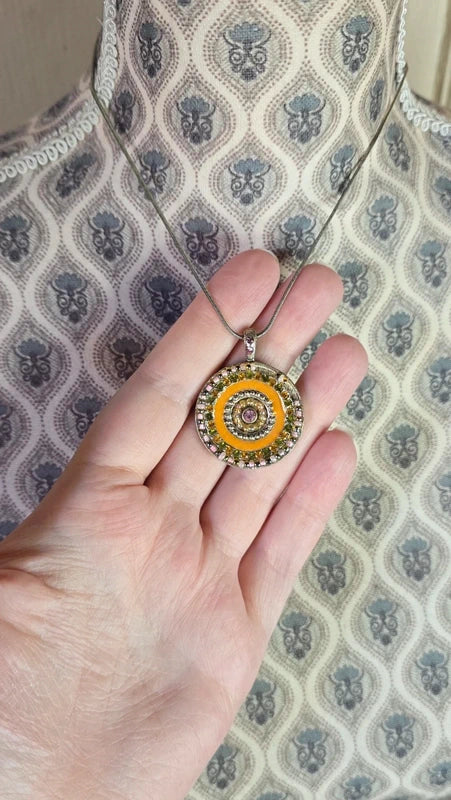 collier vintage - chaine argenté - pendentif rond strass perles orange vert rose jaune