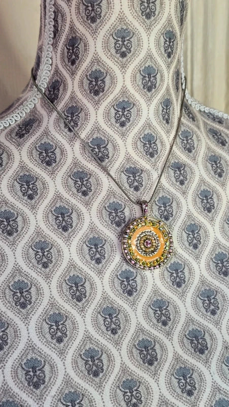 collier vintage - chaine argenté - pendentif rond strass perles orange vert rose jaune