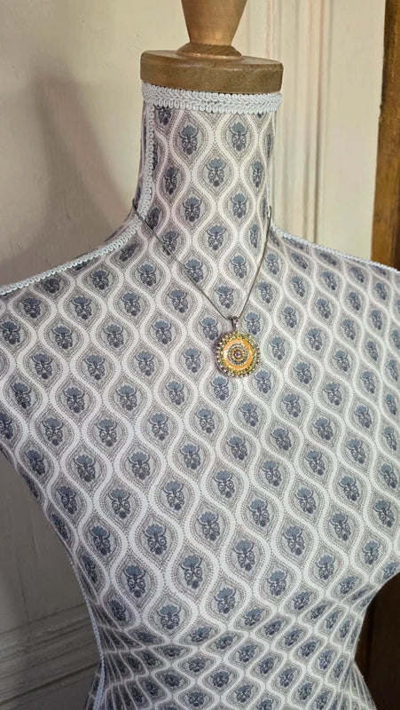 collier vintage - chaine argenté - pendentif rond strass perles orange vert rose jaune