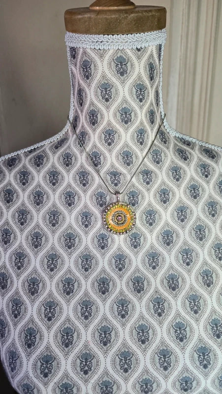 collier vintage - chaine argenté - pendentif rond strass perles orange vert rose jaune