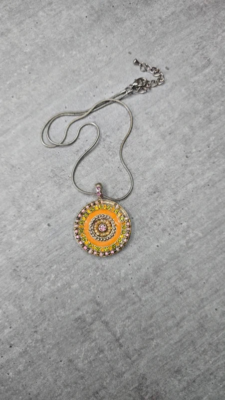 collier vintage - chaine argenté - pendentif rond strass perles orange vert rose jaune
