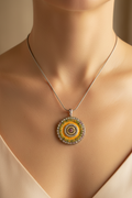 collier vintage - chaine argenté - pendentif rond strass perles orange vert rose jaune