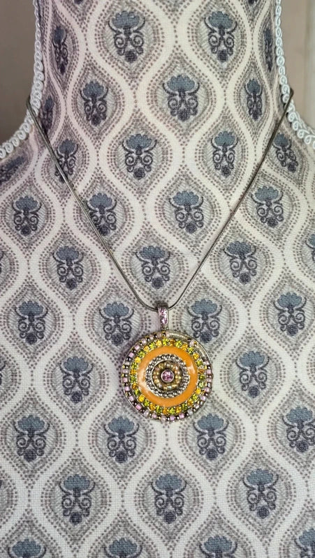 collier vintage - chaine argenté - pendentif rond strass perles orange vert rose jaune