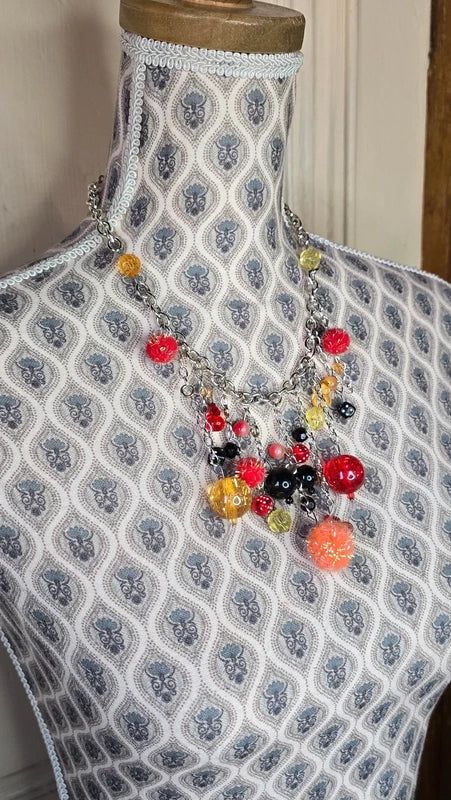 collier plastron - marque Lollipops - neuf - chaine argenté maillon en acier inoxydable - pendentif breloques charms perles facette pompons brillants
