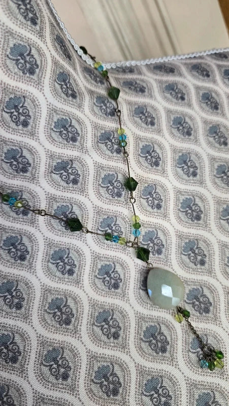 collier vintage - neuf - fait main - perle verres facetté vert bleu - pendentif pierre naturelle aventurine forme de goutte larmese
