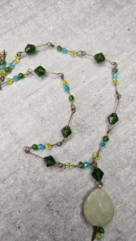 collier vintage - neuf - fait main - perle verres facetté vert bleu - pendentif pierre naturelle aventurine forme de goutte larmese