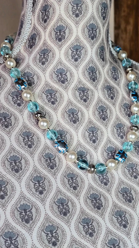 Collier vintage - neuf - perles blanc nacré bleu translucide argenté - rétro chic élégant