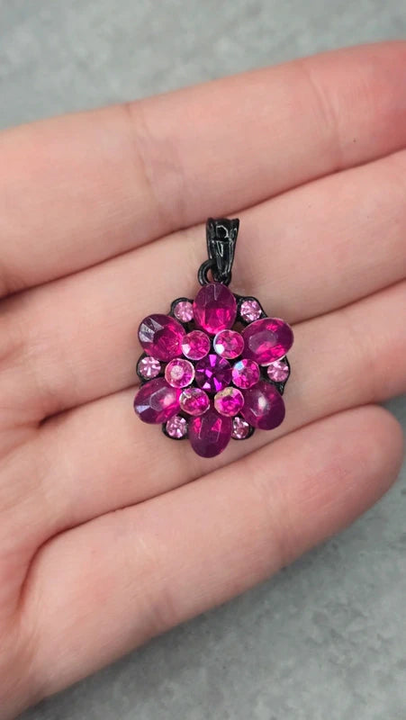 pendentif vintage - neuf - fleur strass rose fuchsia élégant chic lumineux