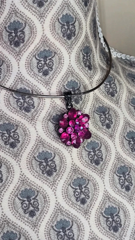 pendentif vintage - neuf - fleur strass rose fuchsia élégant chic lumineux