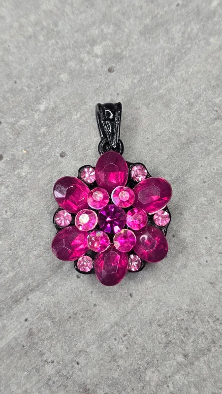pendentif vintage - neuf - fleur strass rose fuchsia élégant chic lumineux