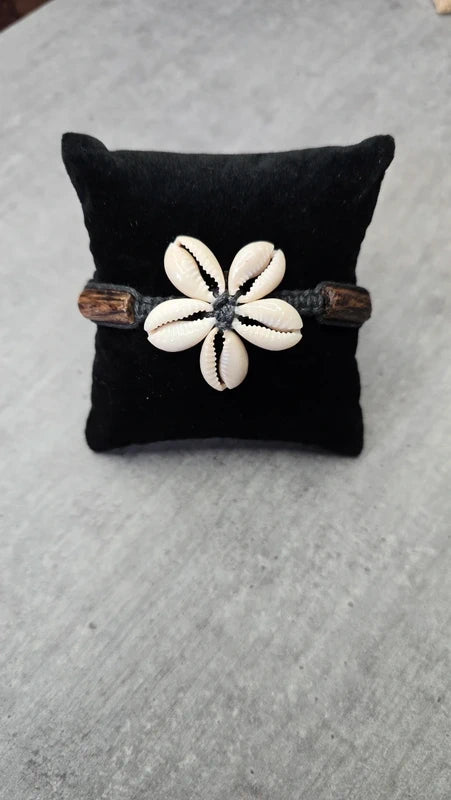 bracelet vintage - neuf - cordon noir ou beige tressé - perles bois - coquillage cauris fleurs - bohème estival