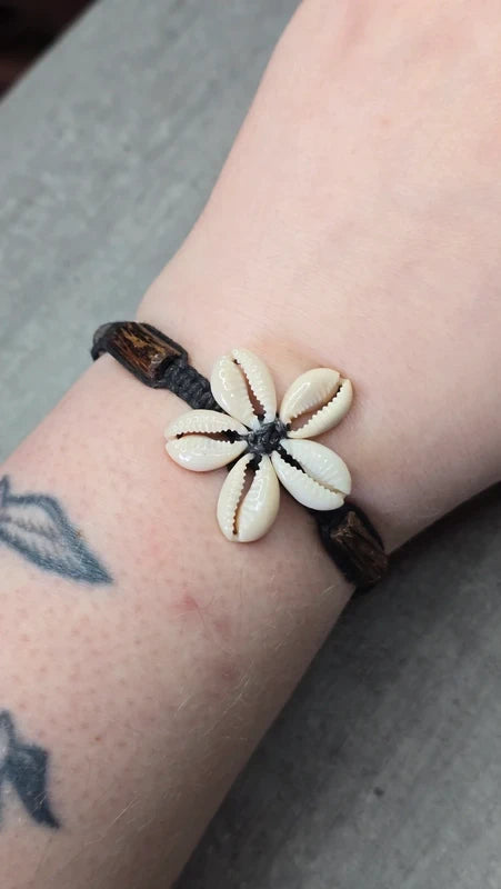 bracelet vintage - neuf - cordon noir ou beige tressé - perles bois - coquillage cauris fleurs - bohème estival