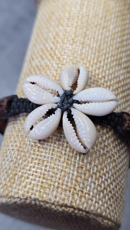 bracelet vintage - neuf - cordon noir ou beige tressé - perles bois - coquillage cauris fleurs - bohème estival