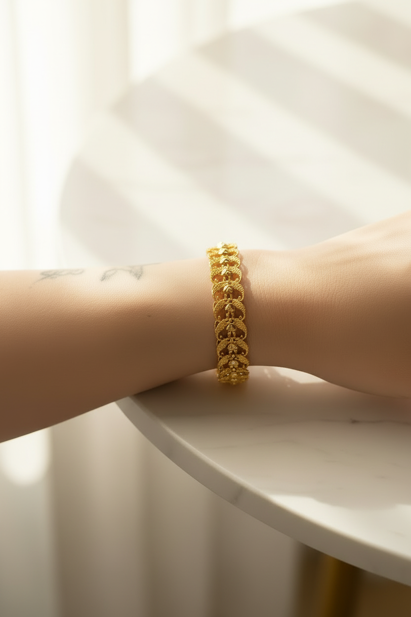bracelet vintage - neuf - effet gourmette - acier inoxydable doré - motif ajouré travaillé maille - style rétro - chic