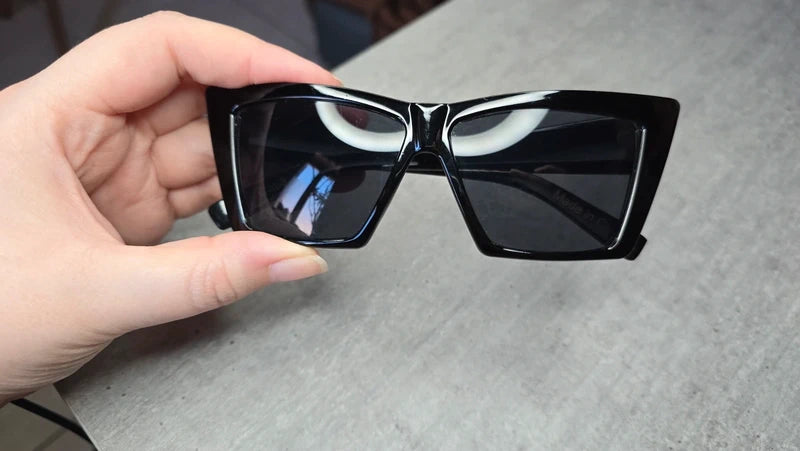lunettes de soleil - neuf - oversize noir - tendance fashion - grande monture effet masque - chic légère