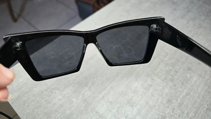 lunettes de soleil - neuf - oversize noir - tendance fashion - grande monture effet masque - chic légère
