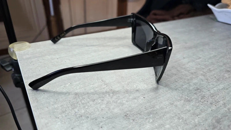 lunettes de soleil - neuf - oversize noir - tendance fashion - grande monture effet masque - chic légère