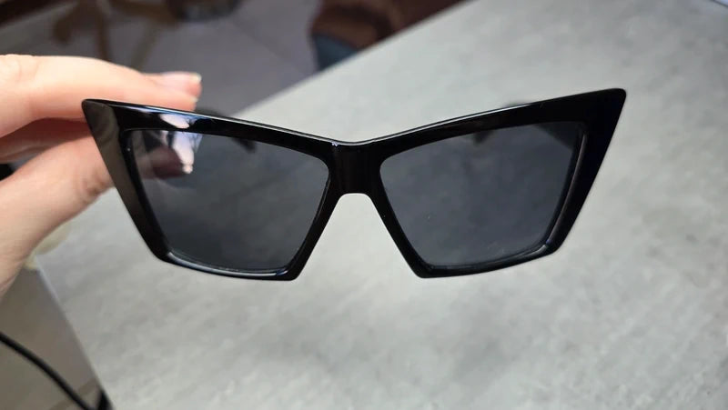 lunettes de soleil - neuf - oversize noir - tendance fashion - grande monture effet masque - chic légère