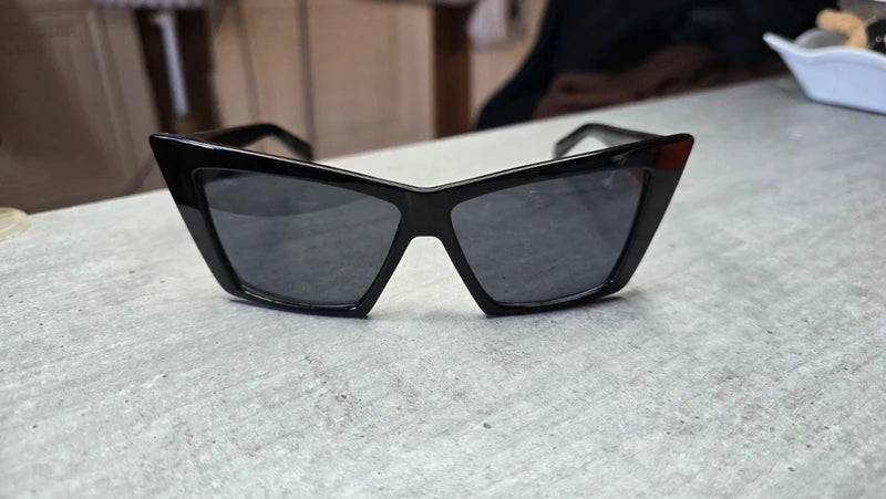 lunettes de soleil - neuf - oversize noir - tendance fashion - grande monture effet masque - chic légère
