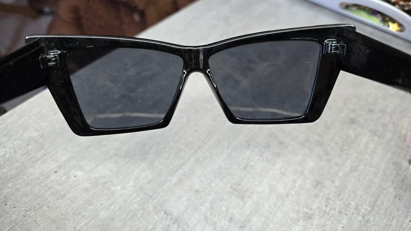 lunettes de soleil - neuf - oversize noir - tendance fashion - grande monture effet masque - chic légère