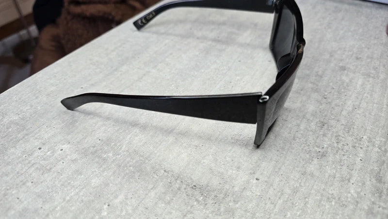 lunettes de soleil - neuf - oversize noir - tendance fashion - grande monture effet masque - chic légère
