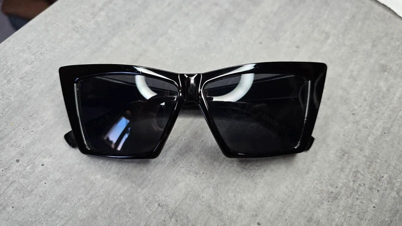 lunettes de soleil - neuf - oversize noir - tendance fashion - grande monture effet masque - chic légère