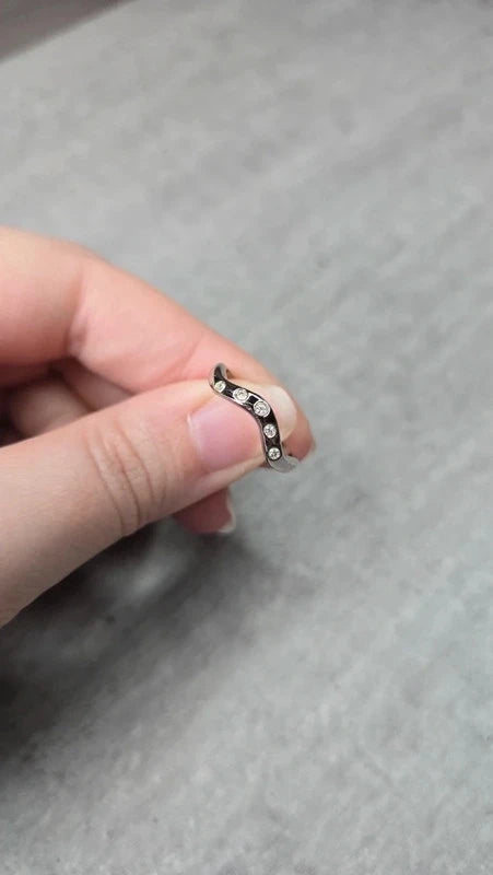 bague - neuf - argenté - ondulé effet vague - pierre type strass - taille 18.8 mm 59