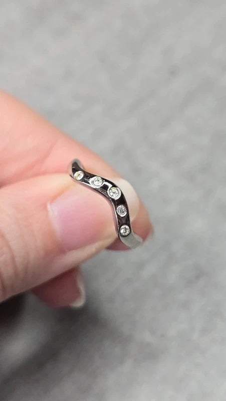bague - neuf - argenté - ondulé effet vague - pierre type strass - taille 18.8 mm 59