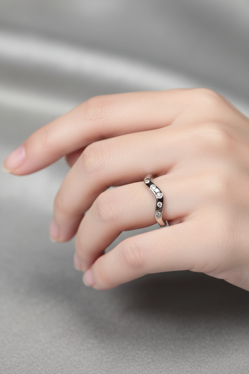 bague - neuf - argenté - ondulé effet vague - pierre type strass - taille 18.8 mm 59