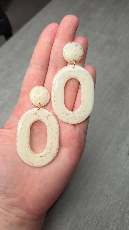 boucles d'oreilles ronde ovale blanc crème effet marbre légère